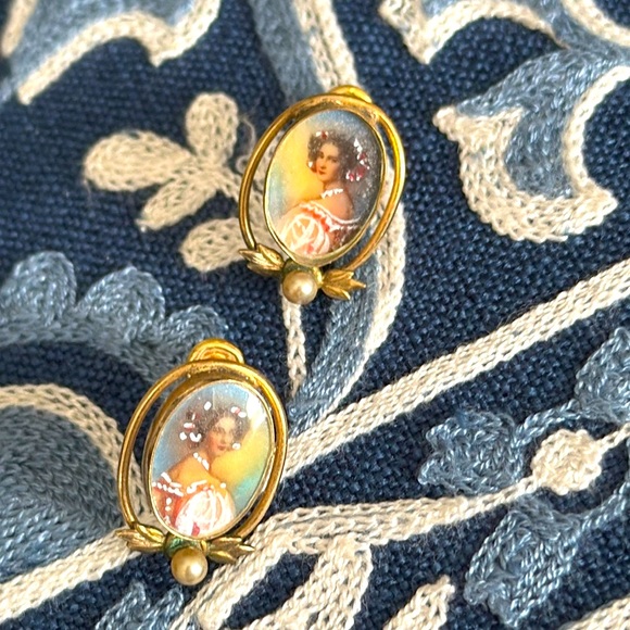 Antique earrings screw back gold cameo painted ladies